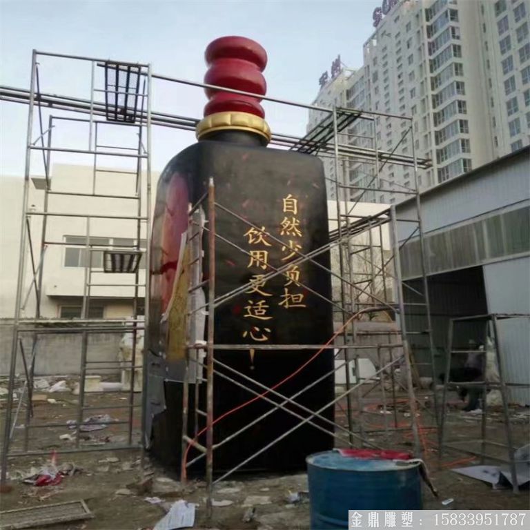 玻璃鋼大型酒瓶雕塑，酒廠仿真酒瓶雕塑定制3