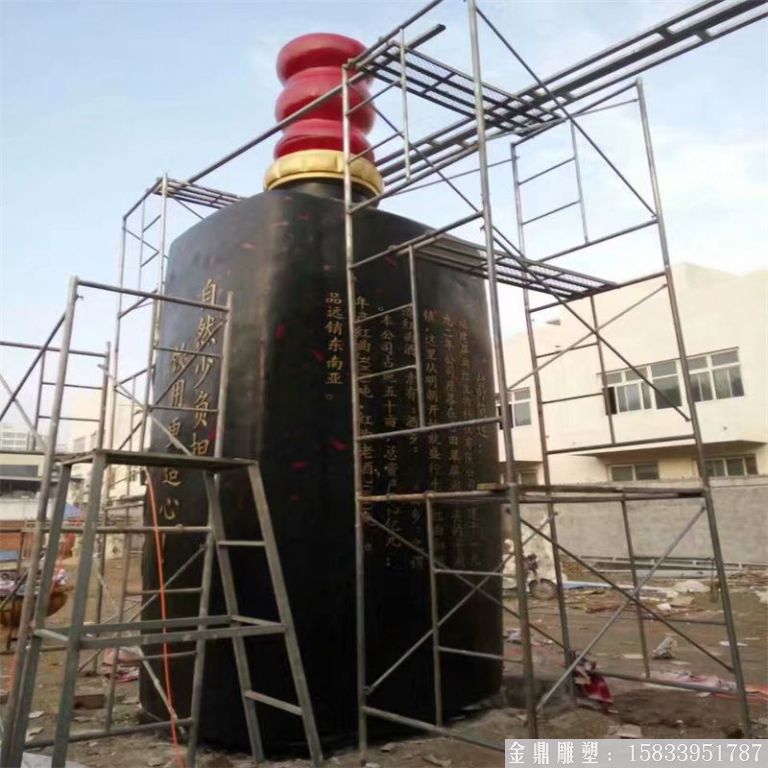 玻璃鋼大型酒瓶雕塑，酒廠仿真酒瓶雕塑定制4